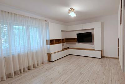 Apartament cu 3 camere decomandat în Zorilor