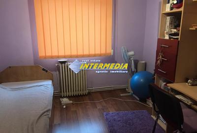Apartament cu 4 camere decomandat în Cetate