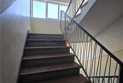 Apartament et.6/8, bloc din 78, anvelopat McDonalds Colentina - 11