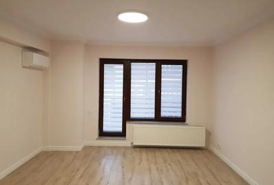 Apartament cu 3 camere semidecomandat în P-ța Victoriei