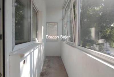 4 camere // bloc renovat // etajul 1 - 4