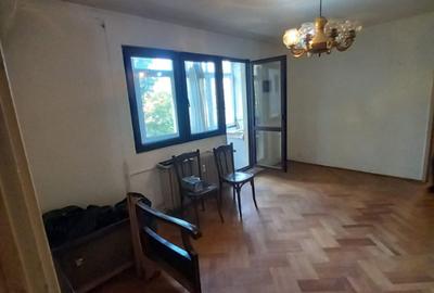 Apartament cu 3 camere semidecomandat în Alexandru Obregia