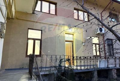 Apartament 4 camere, pe 2 niveluri si curte comuna în Centru - 9