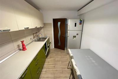 Apartament cu 3 camere decomandat, mobilat în Est