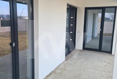 Casă parter, construcție solidă, teren generos – Cârcea, zona Metro - 4