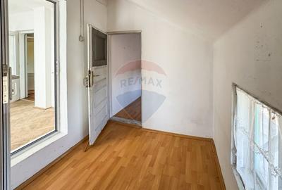 Casă / Vilă spațioasă cu curte generoasă în Urlați - 9