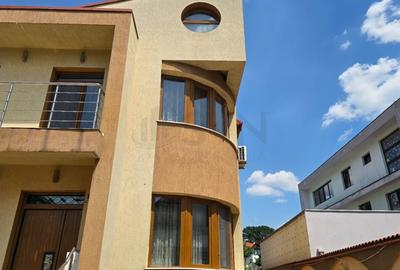 Casă individuală cu 8 camere în P-ța Alba Iulia