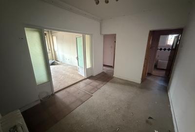 Apartament cu 4 camere decomandat în Cetate