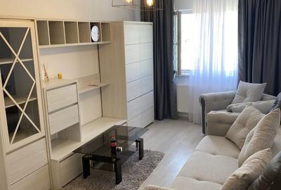 Închiriez apartament cu 2 camere decomandat.