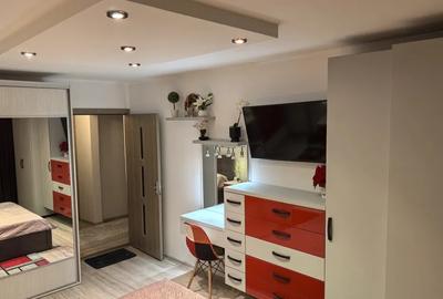 Vanzare apartament cu 3 camere si 2 bai,  decomandat,  renovat,  parter zona CET - 3