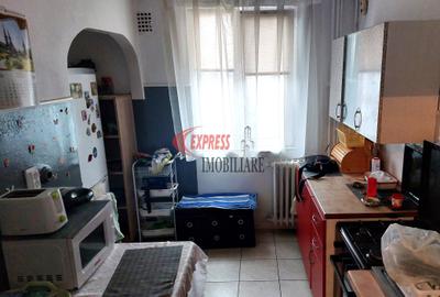 Apartament cu 3 camere semidecomandat în 1 Decembrie 1918