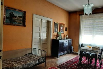 Casa centrala singur in curte - 2