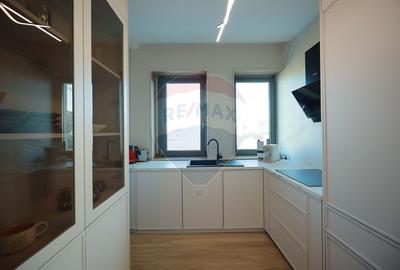 De vânzare Vilă cu 8 camere în Sânmartin, 290 mp util, teren 1100 mp - 31