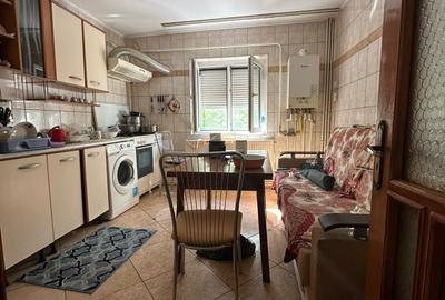 Apartament cu 3 camere semidecomandat în Buzaului