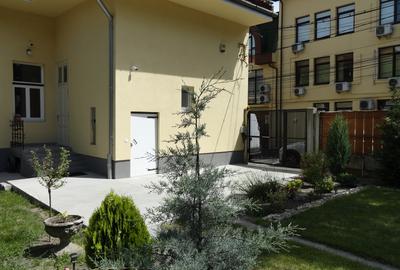 Apartament in casa recent renovat , parcare in curte, zona centrala - 1