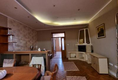 Apartament 3 camere zona centrala etaj