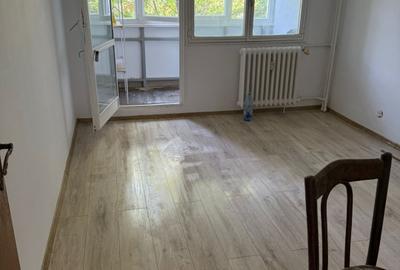 Apartament cu 3 camere semidecomandat, mobilat în Brâncoveanu