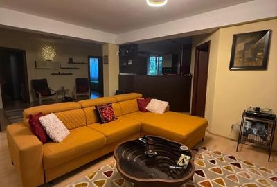 Apartament cu 4 camere semidecomandat în Roșu