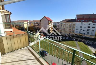 Apartament de vanzare cu 3 camere, decomandat -55 mp. balcon, pivnita - 13