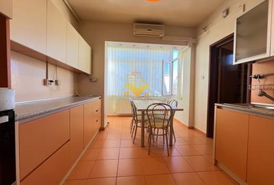 Apartament cu 3 camere decomandat, mobilat în Central