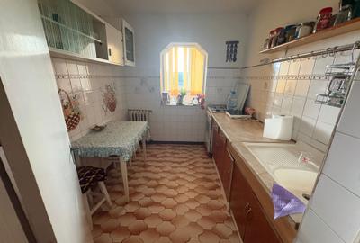Apartament cu 3 camere decomandat în Enachiță Văcărescu