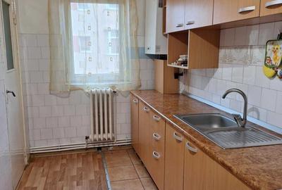 Apartament 3 camere  decomandat , zona  Cetate - 1