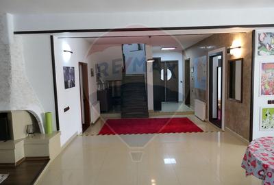 Vila cu 10 camere de vanzare in zona Centrala - 1