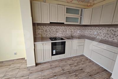 Apartament cu 3 camere semidecomandat, mobilat în Florești