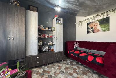 Apartament cu 3 camere semidecomandat, mobilat în Vișani