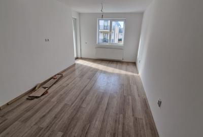 Apartament cu 2 camere decomandat în Tractorul