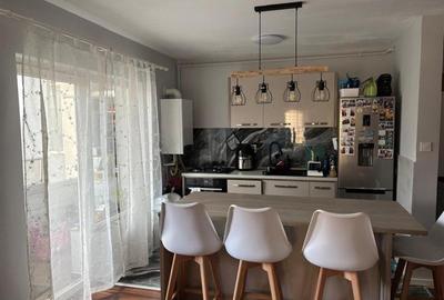 Apartament cu 3 camere semidecomandat în Florești