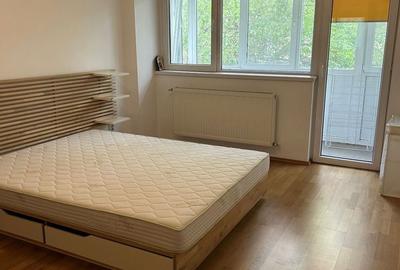 Apartament cu 3 camere semidecomandat, mobilat în Lujerului