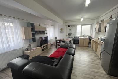 Apartament cu 3 camere semidecomandat, mobilat în Florești