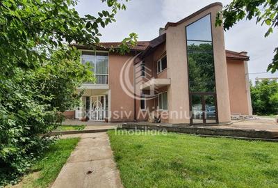 Casă individuală cu 12 camere în Roșu