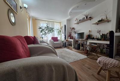 Apartament cu 3 camere  de vanzare - B dul 1 Mai - 8