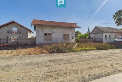 Casă la roșu cu 4 camere de vânzare - 1