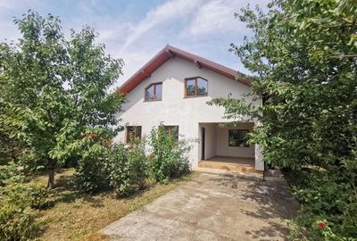 Casă individuală cu 4 camere în Central