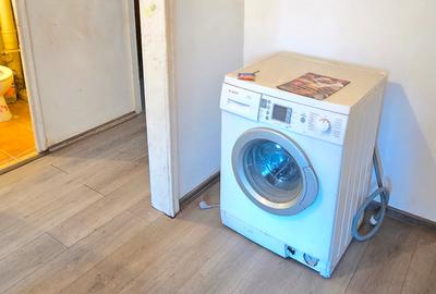 Apartament 3 camere decomandat, 2 bai, balcon inchis, centrala, etaj 1 - 8