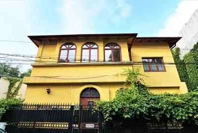 Casă cu 6 camere în Moșilor