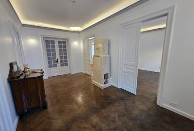 Apartament cu 5 camere decomandat, mobilat în P-ța Romană