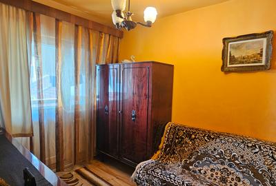 Vand apartament de 3 camere,decomandate ,confort 1 situat pe str.Uzinei - 7
