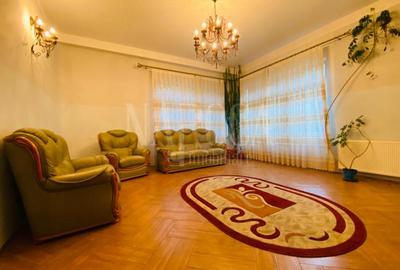 Casă cu 13 camere în Gruia