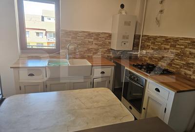 Apartament cu 3 camere semidecomandat, mobilat în Florești