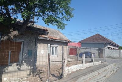 Ovidiu,zona semicentrală,casă renovabilă,demolabilă cu deschidere la două strazi