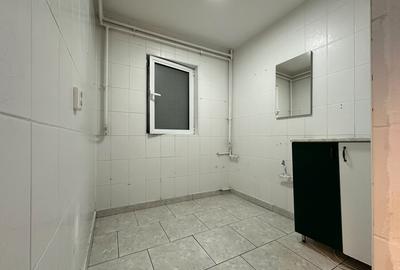 Spatiu comercial stradal, vad pietonal, parcare libera - 13