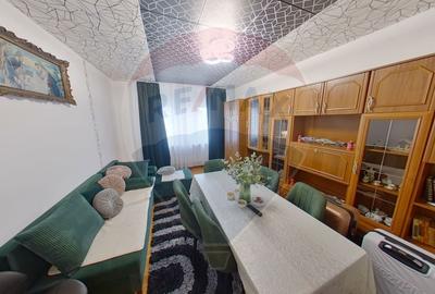 Apartament cu 3 camere de vanzare in zona Est - 1