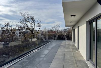 Apartament cu 3 camere semidecomandat în Matei Voievod