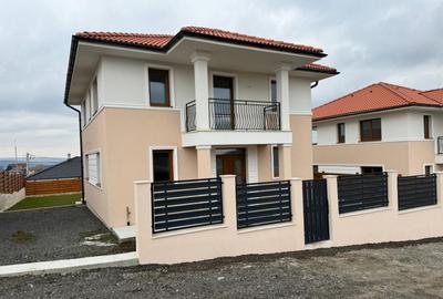 Casă individuală cu 4 camere în Dezmir