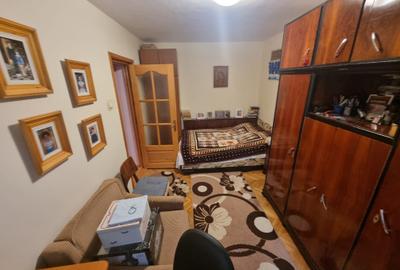 Apartament cu 3 camere semidecomandat, mobilat în Tătărași