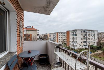 Apartament cu 3 camere decomandat în Alfa